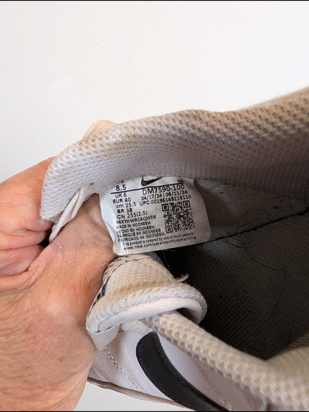 Nike White Sneakers with Black Swoosh, Size 8.5 - Picture 8 of 9